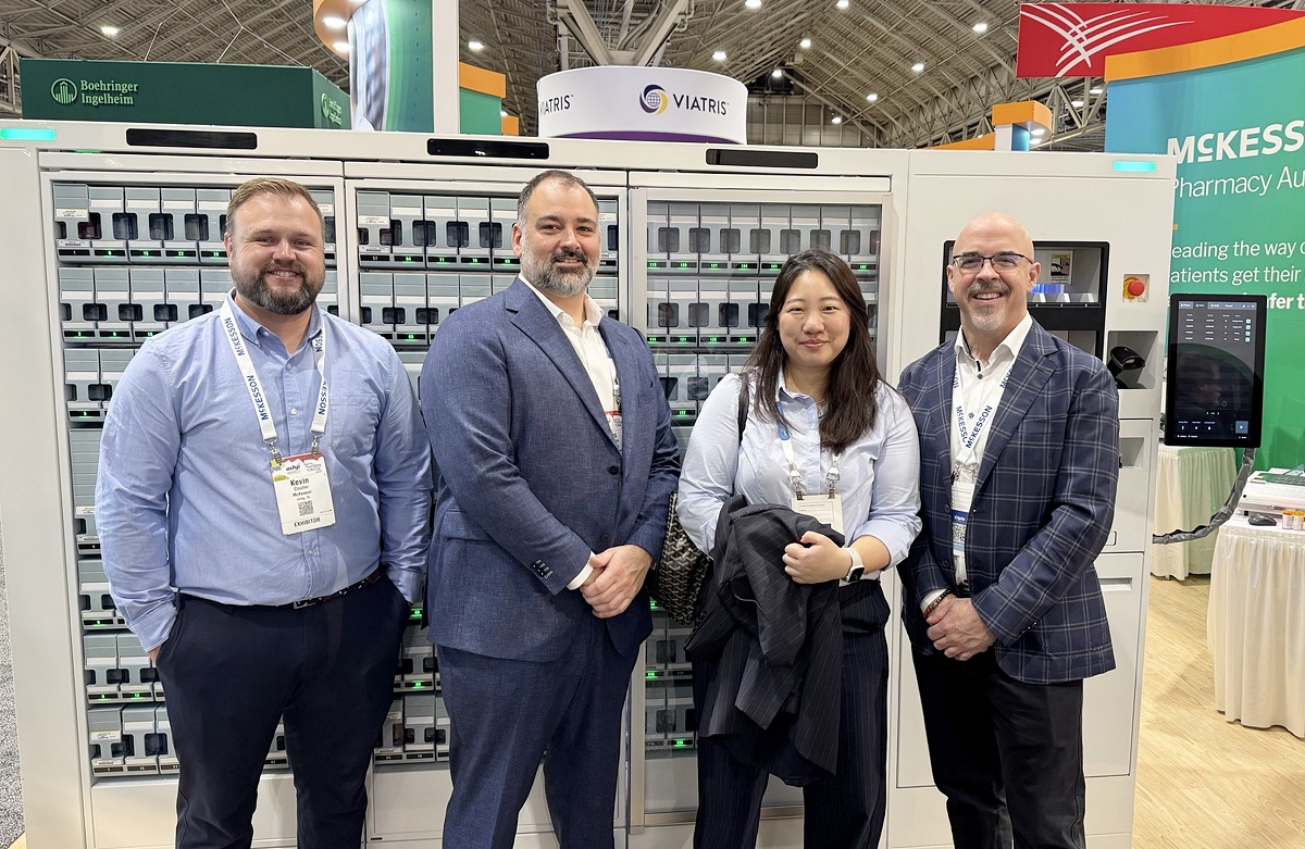 ASHP 2024 미드이어 전시회 McKesson 부스의 COUNTMATE 약병 조제기 앞에서 한미약품·McKesson 관계자