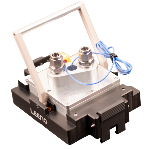 리노공업 High Power Cooling Lid — 수랭 배관이 연결된 소켓 리드