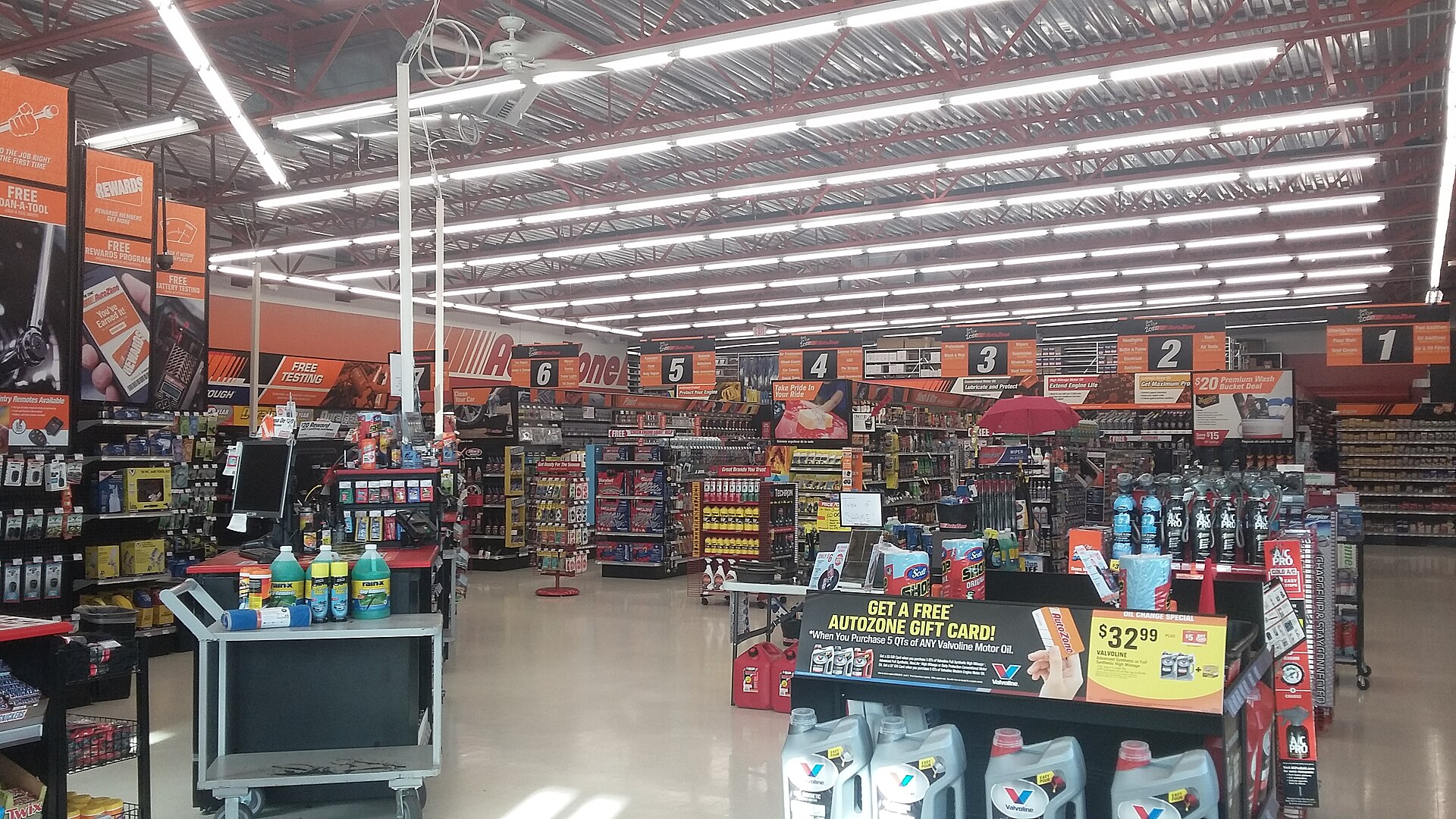 AutoZone 매장 내부 — 번호 붙은 통로와 계산대