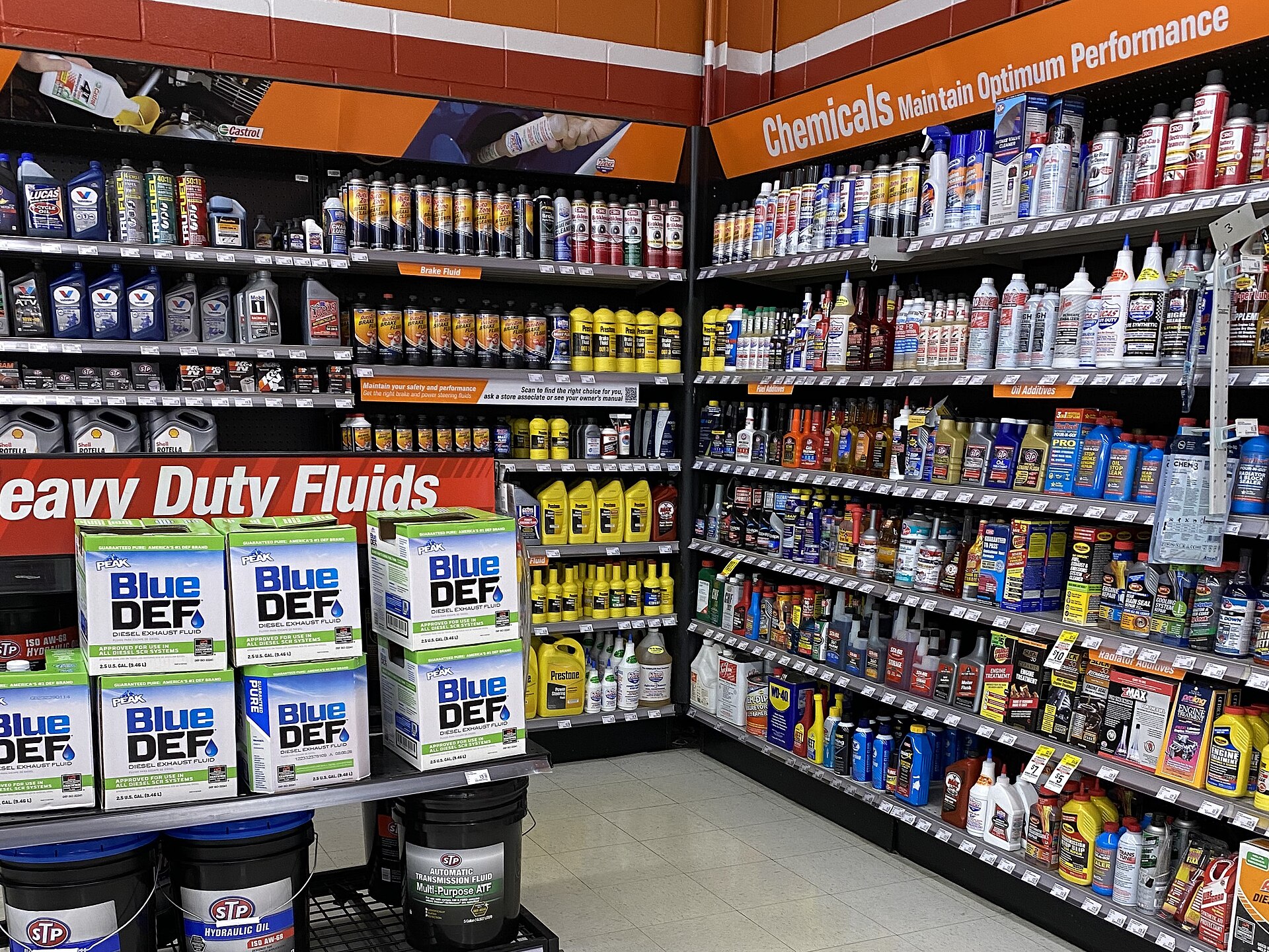 AutoZone 매장 내부 — 엔진오일·케미컬 진열대