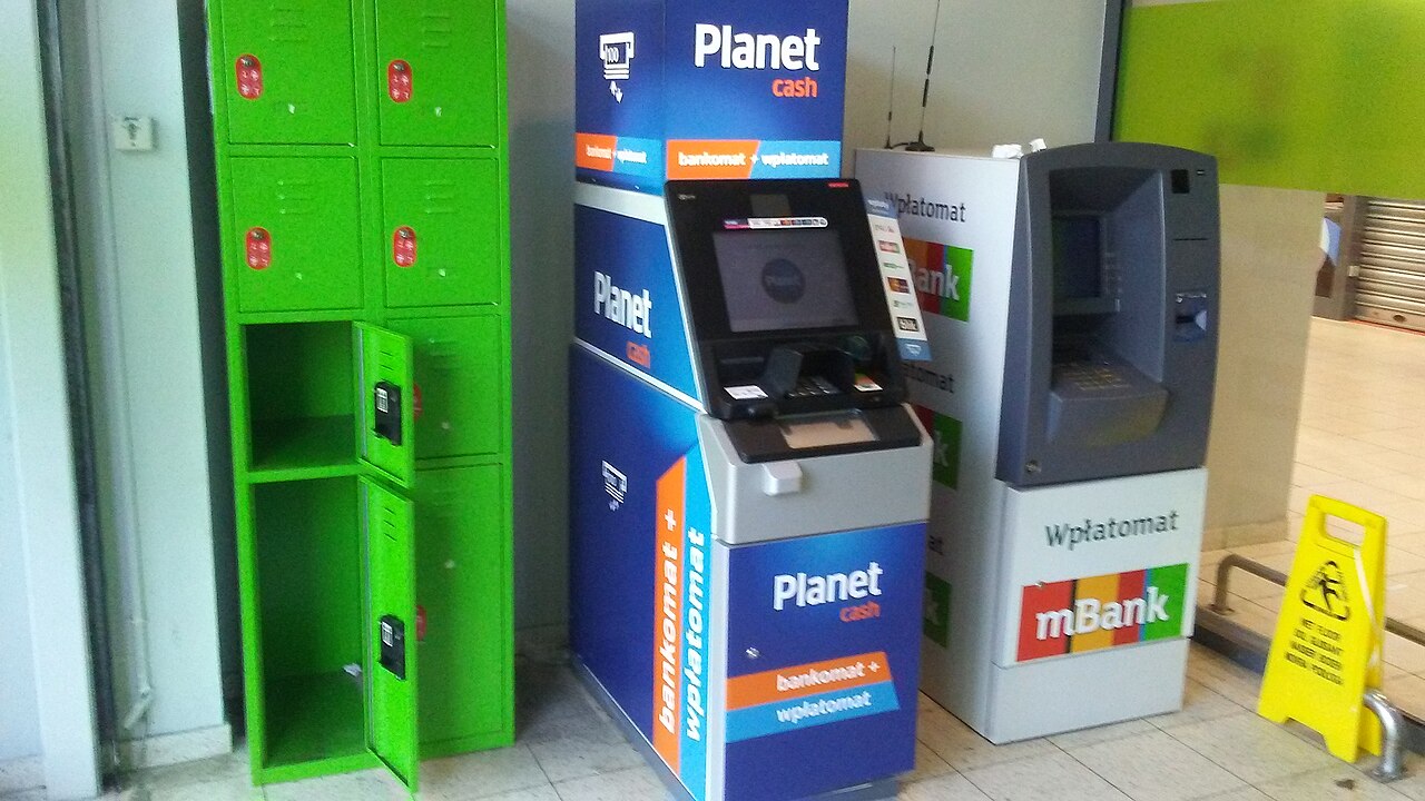 폴란드 까르푸 매장 앞 Planet Cash와 Euronet ATM 나란히