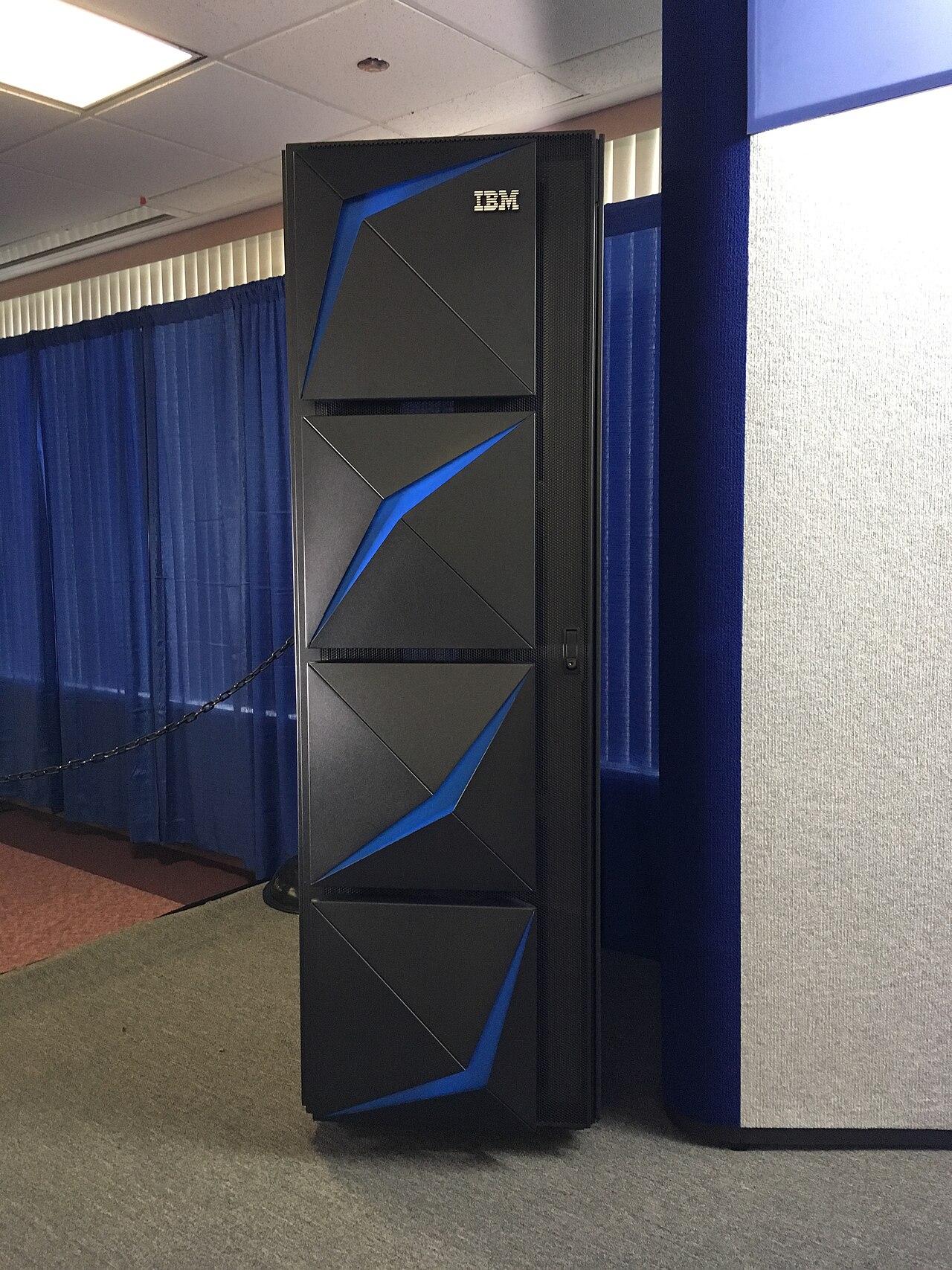 단일 프레임 IBM z15 메인프레임