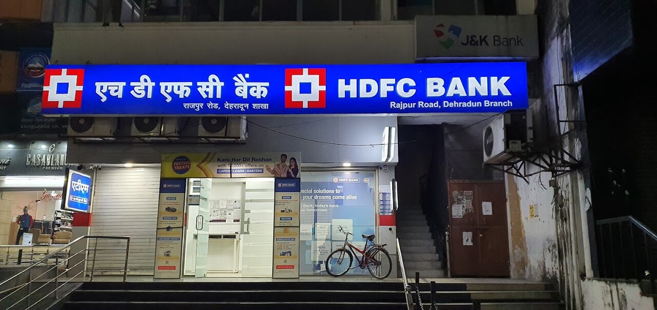 HDFC Bank 데라둔 Rajpur Road 지점 야간 외관