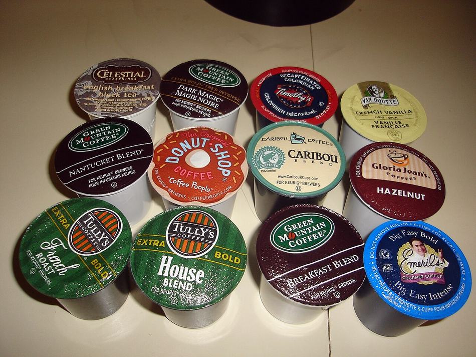 다양한 브랜드의 K-Cup 팟 15개를 위에서 본 모습