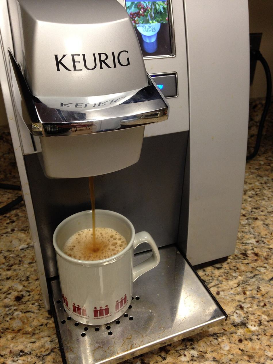 브루잉 중인 Keurig 커피머신