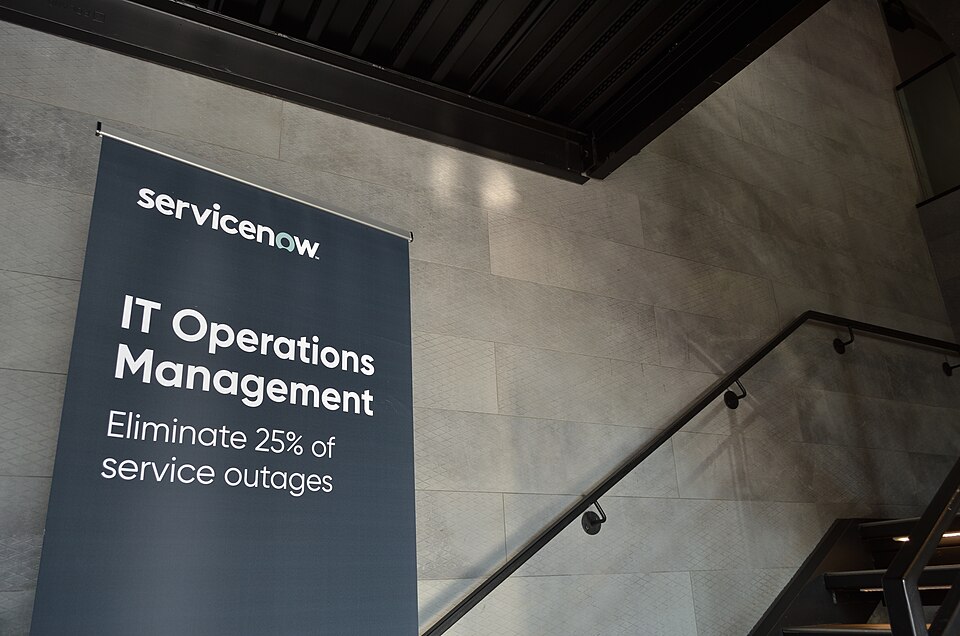 ServiceNow 행사장의 IT Operations Management 배너