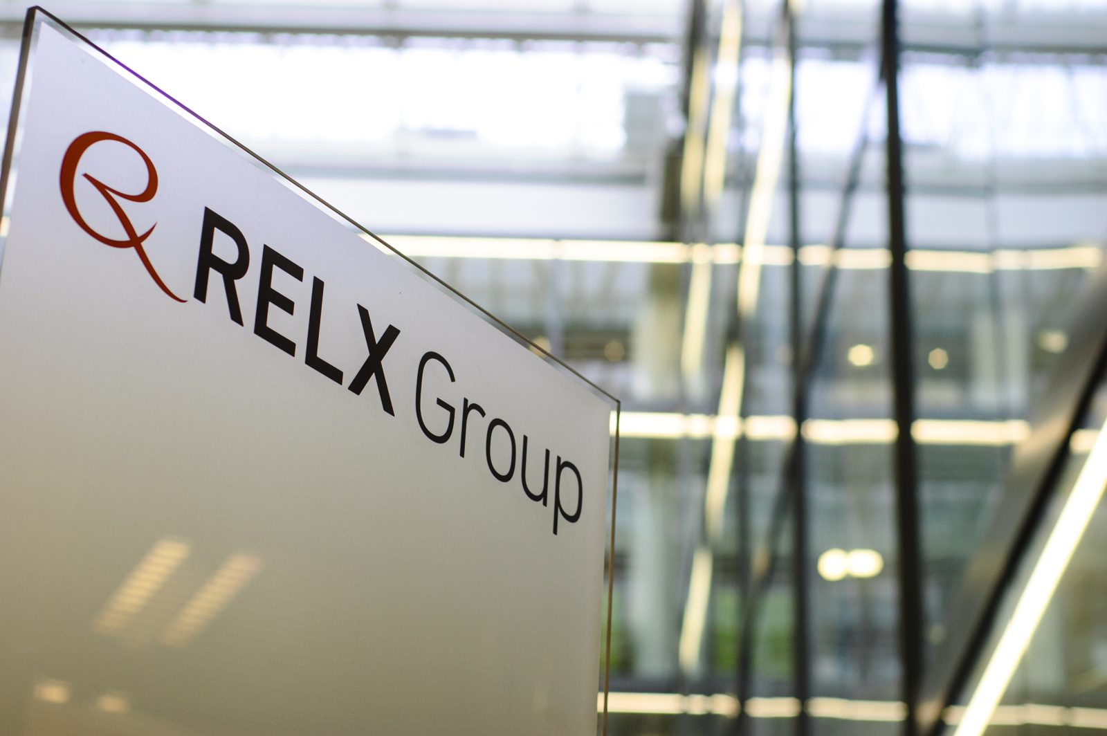 RELX Group 로고가 걸린 런던 본사 로비
