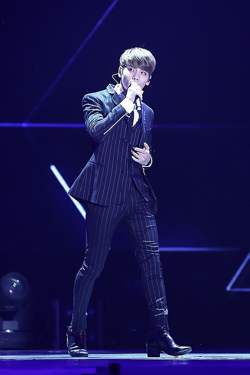 2016년 3월 KUGOU 뮤직 페스티벌 무대에서 공연하는 가수 종현