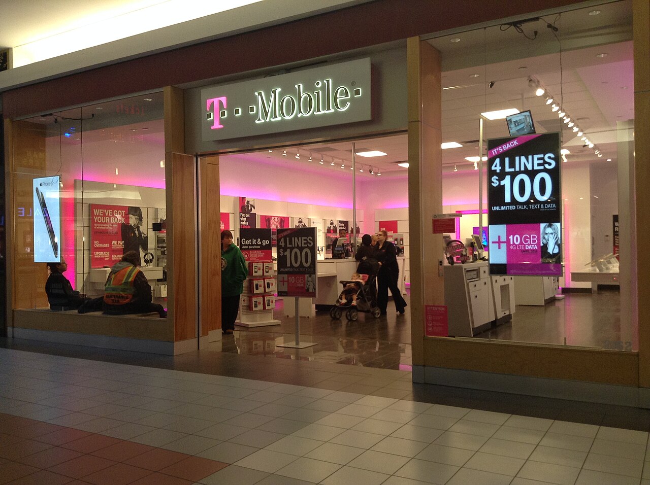 미국 코네티컷주 워터베리의 T-Mobile 소매 매장 외관